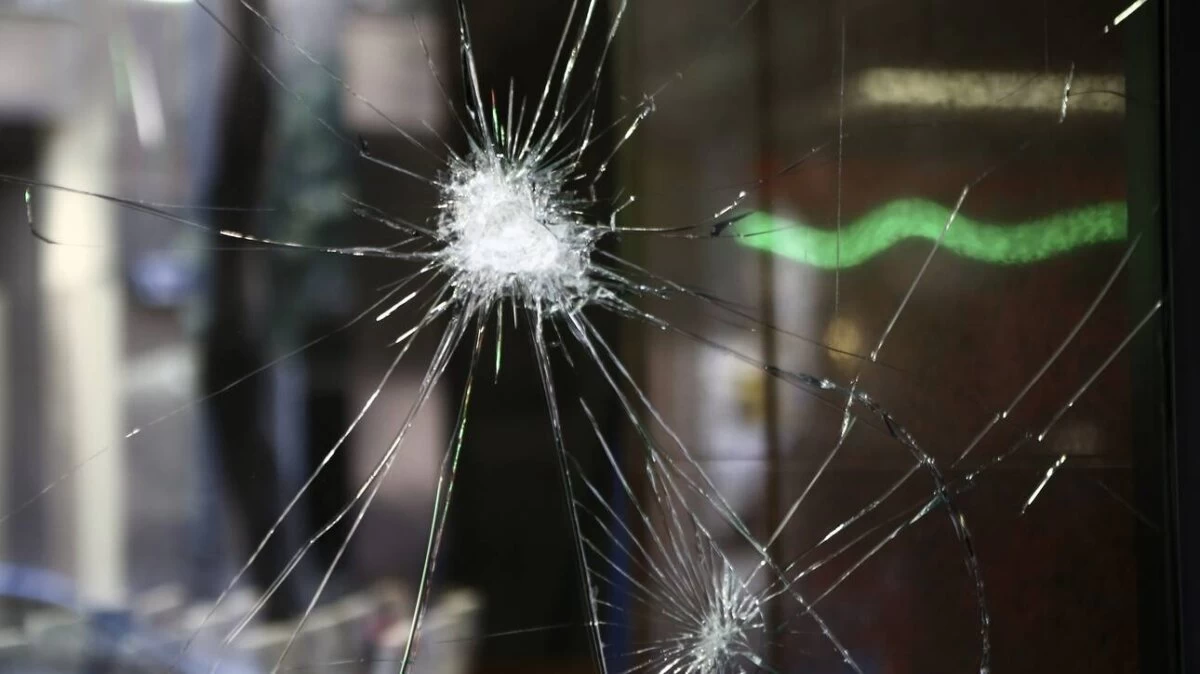 Θεσσαλονίκη: Κουκουλοφόροι κυνήγησαν αστυνομικούς και προκάλεσαν φθορές στη Λέσχη Αξιωματικών